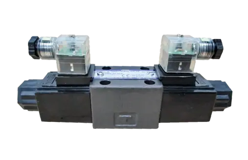 Válvula direccional solenoide 1/8 DSG-01 de Yuken, utilizada para direccionar caudales en circuitos hidráulicos, compatible con varios métodos de control eléctrico.